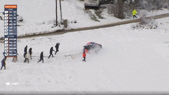 スタックして動けなくなるも観衆の力を借りて脱出へ