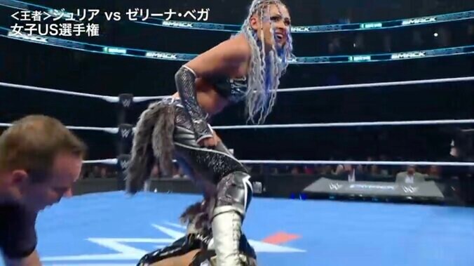 敵を踏みつけながら“ドヤ顔”のジュリア