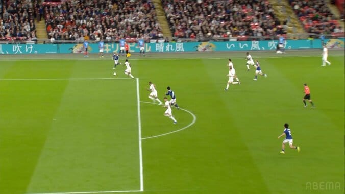 衝撃！伊東純也の“ジャンピング突破”が「忍者だわ」「キャプテン翼すぎる」イングランド逸材の猛タックルを無力化 4枚目