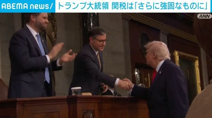 握手するトランプ大統領