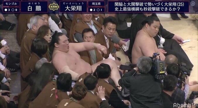 溜席まで“吹っ飛んだ”白鵬　観客に支えられるも、大栄翔を叩き込みで下してがっちり4連勝 1枚目