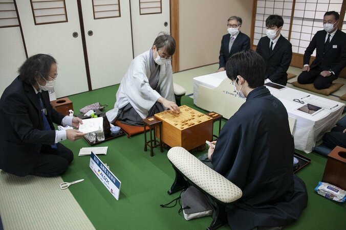 藤井聡太王将VS羽生善治九段 激戦を制するのはどっちだ 勝てば“王手” 第5局再開／将棋・王将戦七番勝負 1枚目