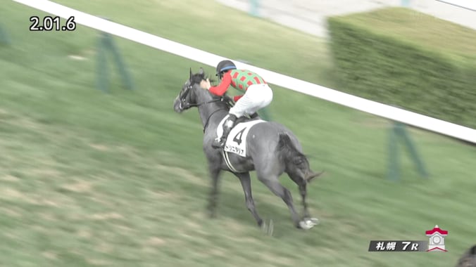 【映像】未勝利戦での渾身ガッツポーズ→馬をねぎらう“アツいリアクション”