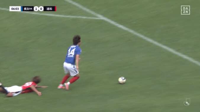 「何やってんだよ！」浦和DFが“痛恨ミス”で先制点献上…「切り替えだぞ根本」ファンは大卒ルーキーを叱咤激励「チーム全体の問題」 4枚目