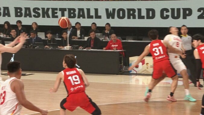 「強すぎ」日本選手が“ゴリゴリ守備”→中国選手が吹っ飛ぶ！激しいコンタクトにSNS騒然「危ないよ」「ヒヤッとした」【バスケW杯予選】 5枚目