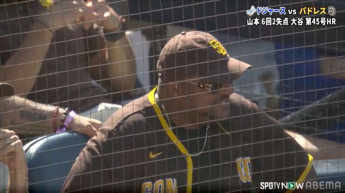 大谷翔平、45号弾直後“話題のハイタッチ”でヤジ→大感激！ パドレスファンと「絡んでた」「大谷選手も普通に…」中継も異例注目 2枚目