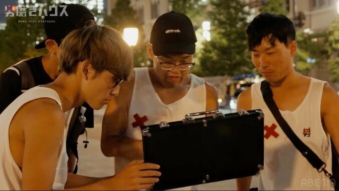 【写真・画像】100km担ぎ続けた「宝箱」の中身にメンバー衝撃 メンズコーチ・ジョージがサプライズ「これ以上の宝はない」　1枚目