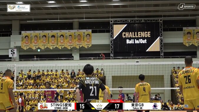 男子バレーで選手が線審に“絡む”珍光景「あれ入ってるよな？」ジャッジを巡る“やりとり”にファンもほっこり「イン判定になりそう笑」 3枚目