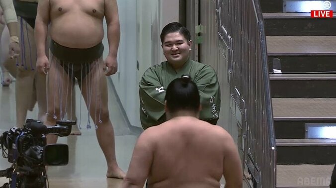 大相撲十四日目、午前の取組から花道奥で“心和む”ほっこりシーンが発生 微笑ましい関係性に「めっちゃ笑顔」「よかったね」 2枚目