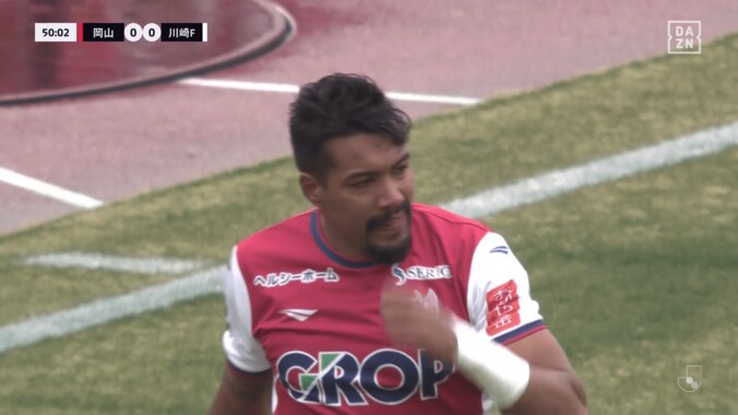 「恐怖映像…」岡山FWルカオの“重戦車ドリブル”にSNS震撼！「想像の４倍強い」「バケモノすぎて笑えてくる」日本代表級DFを連続で吹っ飛ばし川崎ファンも戦慄 3枚目