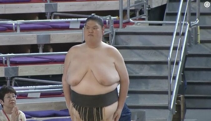 【写真・画像】「美脚だ…」「私より足細いかも」体重164キロ“大柄”力士のほっそり美脚にファン注目「肌もキレイ」　1枚目