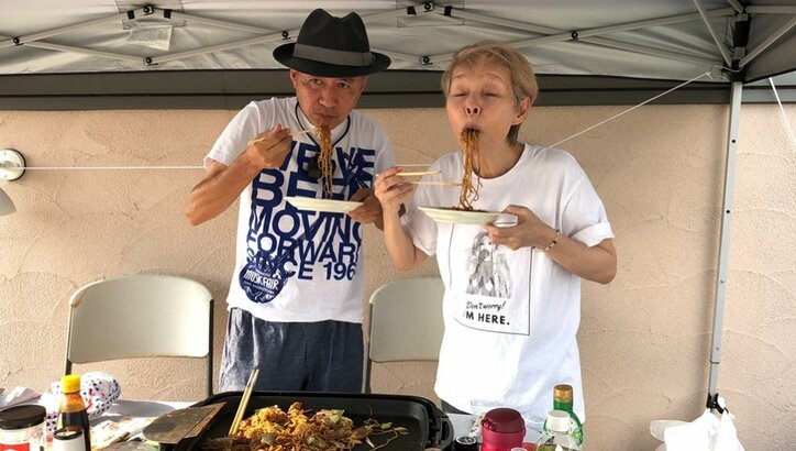 【画像】研ナオコさん、夫と屋上で焼きそば作り