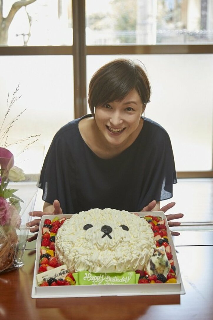 広末涼子、看板犬の“モフモフ”ケーキで誕生日祝い “息子”からのプレゼントに「嬉しい!」