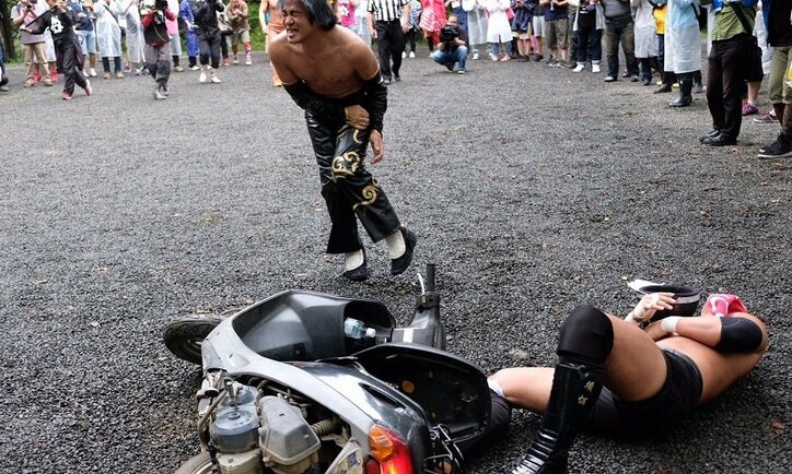 事件発生!死亡確認!バカしかいない中で“誰が一番バカか”決める 「DDTキャンプ場プロレス」、破壊と炎上の狂宴に