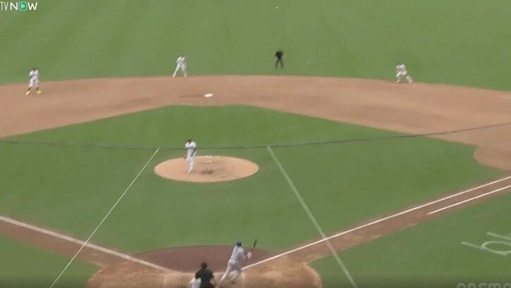 【写真・画像】一体、何が起きた？ 大谷翔平、牽制された直後に“まさかの光景”「何してんだよw」予想外のリアクションが話題に「面白すぎる」　1枚目
