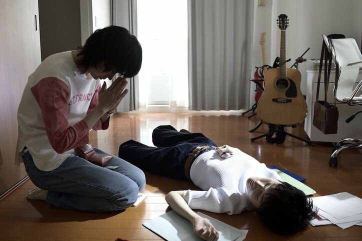 祐太郎（菅田将暉）が詩織（コムアイ）の死体を発見　残されたエンディングノートに書かれていたのは…『dele』第2話あらすじ（場面写真15枚）