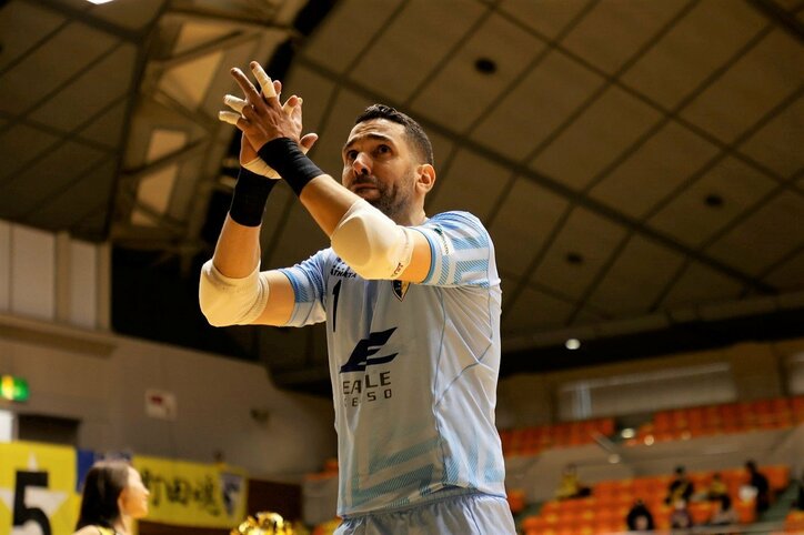 “10万人に1人”の難病を乗り越え323日ぶりの電撃復帰 選手の目に涙で「おかえりなさい!」祝福と感動の声