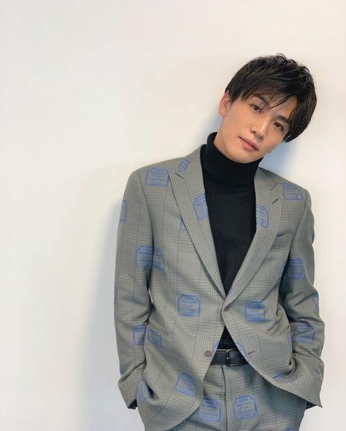 スーツ姿の岩田剛典、カメラ目線ショットにファン歓喜「むりイケメン 