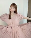 生見愛瑠、ワンピースの裾を広げた“お姫様ショット”を公開「ピンクめるる 可愛い」とファン称賛