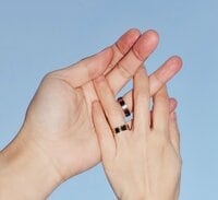 「クレヨンしんちゃん」よしなが先生役の声優・七緒はるひ、昨年12月に結婚していた