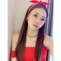 NiziU・マユカ、『Take a picture』MV撮影時のオフショットを公開 「可愛すぎ」「どんどん綺麗になっていく」と悶絶の声