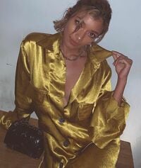 ローラ、胸元はだけたゴールドファッションを披露「美しすぎるよ」「なんでそんなに可愛いの」