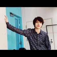 「ほんとかっこいい」「好きが止まらない」メガネ姿の横浜流星の“壁ドン”ショットにファン悶絶