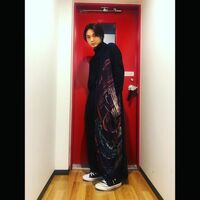 個性的なスタイリングの磯村勇斗に「まってかわいいむり」「ズッキュン問題」の声