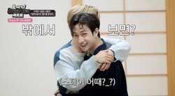 「抱き合った方がいい」Stray Kids、密室でメンバーたちが熱烈ハグ！？“肘チュー”も