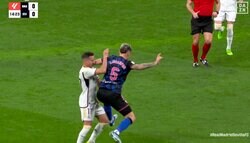 「犯罪的なエルボー」「レッドカードだろ」強烈な肘打ち→左目が赤黒く腫れる…マドリードDFをノックアウトしたセビージャFWにファン激怒！「審判が酷すぎる」の声も