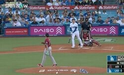 おい！どこ投げてんだよ！ ビビって“ド真ん中”に投げてしまった…！？ フリーマンの豪快弾を被弾した新人投手の様子がおかしくなる「洗礼どころの話じゃない」「そら打たれるわ」