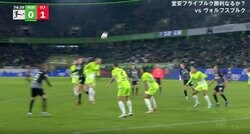 サポーター騒然！「しぶとい」「悪くても1点決める」 堂安フライブルグが珍しすぎるスーパーゴールを炸裂した瞬間　ヘディング3連発でつないだ“技ありの一撃”