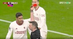 審判ブチギレ！「お前、ちょっと来い」 1秒間で"2連続警告"で電光石火の退場宣告をした瞬間　マンUの爆速DFが怒りの猛抗議… スーパープレー後の衝撃の退場劇にスタジアム騒然