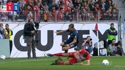 超危険！「レッドカードだろ」「エグすぎる…」 ファウル覚悟でガッツリ削った“足裏スライディング”が炸裂する瞬間 警告止まりで物議を醸した極悪プレー