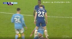 「また首絞めるかと思った」乱闘寸前！物議を醸した“挑発行為”　執拗なチャージで背後から足首タックル→吹き飛ばした相手を見下す仁王立ちポーズ