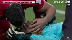 悲しすぎるワンシーン…味方との接触で顔面強打、イラン代表GKが無念の負傷交代