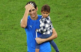 「愛くるしい」「素晴らしい瞬間」モロッコ躍進の立役者GKボノ、グローブつけた息子と激闘のピッチで戯れる姿が可愛過ぎると話題「将来の守護神か？」