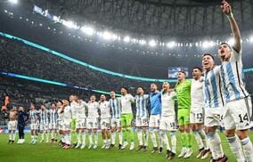 指笛のクオリティまで高い！クロアチア撃破のアルゼンチン選手たちがロッカールームでお祭り騒ぎする姿が反響「世界チャンピオンになろう！」