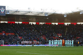 英プレミア“日本人の帰還”に海外ファン復帰要望の声　茶色いコートで試合観戦「あなたが必要だ」