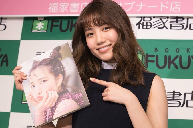 加藤玲奈の“念願の写真集”を見た入山杏奈の感想は「女の子のためのエロ本」!? 1枚目