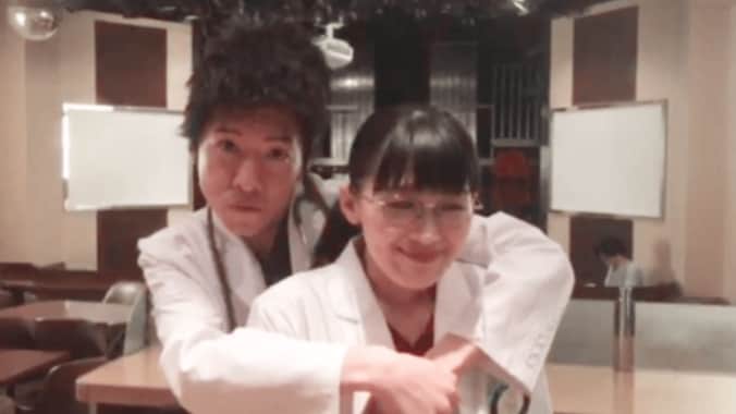 木村拓哉が綾瀬はるかを「あすなろ抱き」？ 　沙羅がものまねショットを披露 1枚目