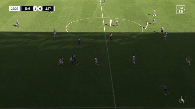 「ネイマールばり」「流石のキープ力」J２得点王、3人に囲まれて転倒→まさかの“5回転”が話題に 元日本代表は「技術ですよね」 4枚目