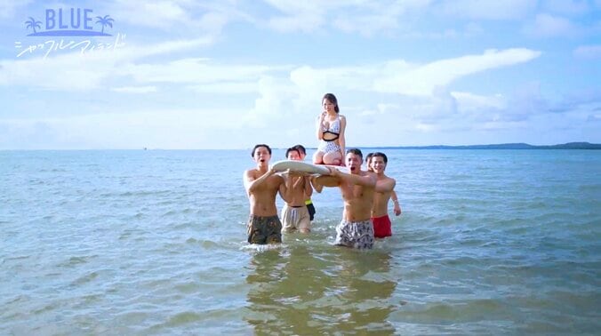 【写真・画像】スタイル抜群ギャルモデル、マッチョイケメンたちに担がれる逆ハーレム状態に驚きの声「やばい！神輿！」 　2枚目