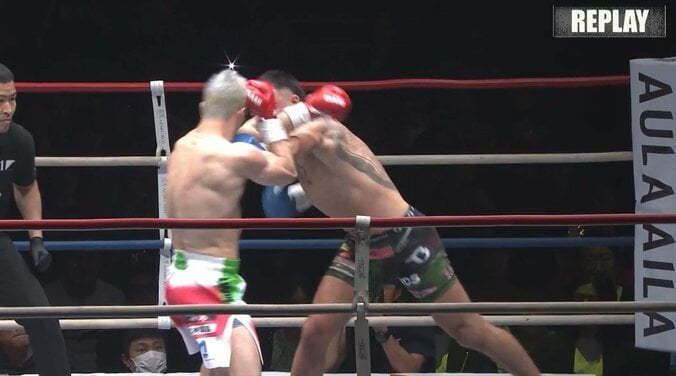 左ストレートを突き刺したターザン