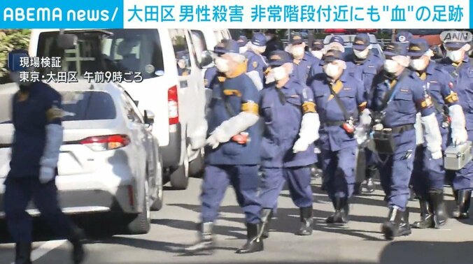 現場検証を行う警察