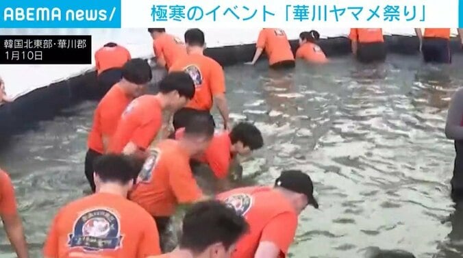 水の中でヤマメを探す参加者