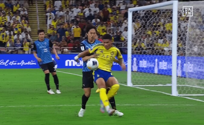 川崎DFがマネ撃退！“神カバーリング”にネット衝撃「すごい対応」「A代表呼ばれるな」「世界の佐々木旭」大ピンチで敵２人を吹っ飛ばした瞬間 3枚目