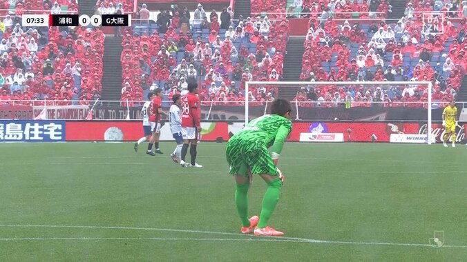 一体なにがあった？浦和GK西川周作、開始早々に負傷退場のアクシデント発生「負傷交代は厳しいな」「大きな怪我でなければ良いけど」 3枚目