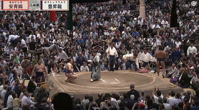 慌てて座布団を拾い上げる呼出