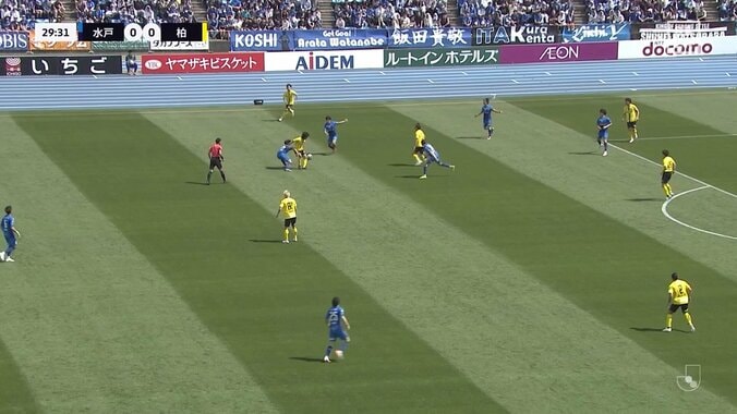 「これでレッド？」「踏んでるやん」柏MF、足裏で踏みつけて痛恨の一発退場「バランス崩した結果だと思うんだが…」ファンの意見真っ二つ 5枚目